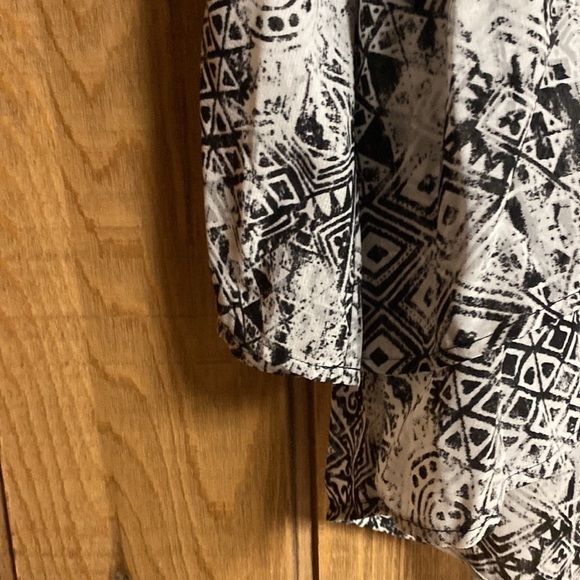 Chico’s long bell sleeve Aztec Boho print black and white top Chico’s 0 US S/4 - Picture 6 of 8